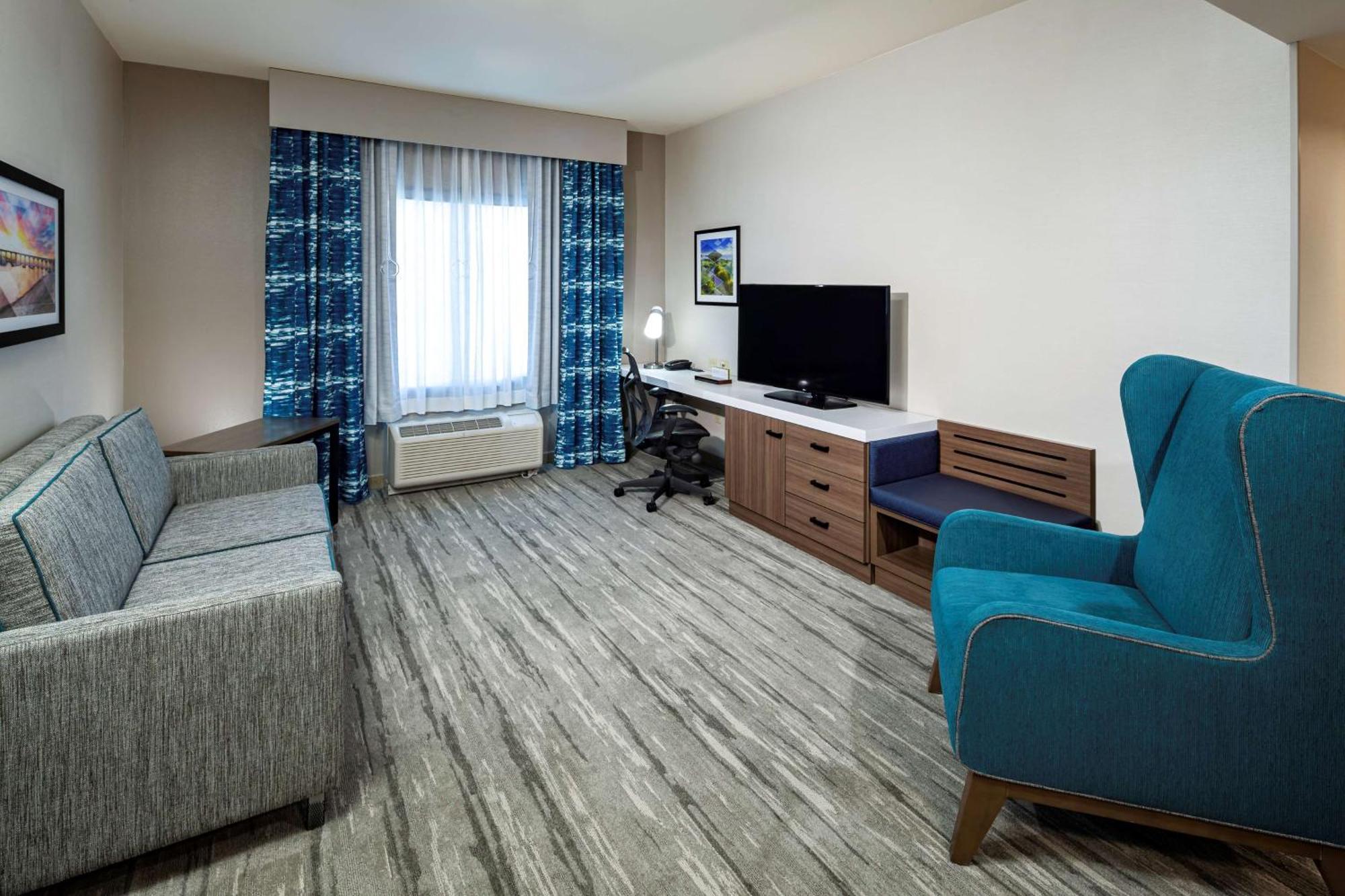 King Suite with Tub - Mobility/Hearing Accessible,1552140013:JPEG